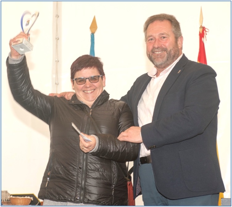 Exultante, levantando el premio, que le entregó el presidente de la Mancomunidad y Alcalde de Colunga, Rogelio Pando Valle.  / Foto: Carlos Alberto Picasso Durán