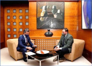 Imagen de la reunión mantenida entre El Presidente de Asturias y el Alcalde de Cabranes