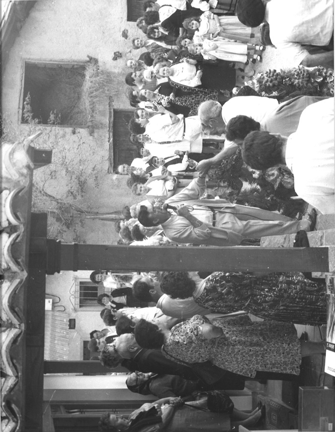 Joaquín Lloris, cuyo 18 Memorial se celebrará el próximo 6 de diciembre, se preparaba en el verano de 1989, y entre gran expectación, para la subasta de ofrendas a San Roque, en Arriondo, mientras Luis Horacio repartía sidra. | Foto: EL ECO,