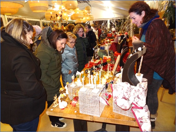 Gemma, a la derecha, en su puesto del mercadillo navideño de Torazo, el pasado día 2 de diciembre. | Foto: EL ECO