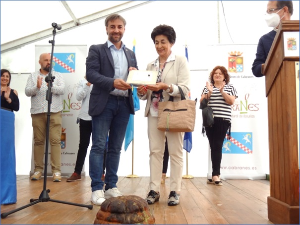 Enedina Rodríguez recibidndo el Dedal de Oro de manos del Alcalde