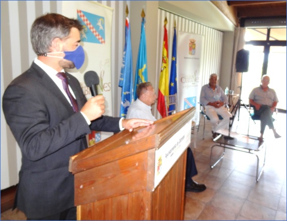 El Alcalde, en la apertura del acto, con Manuel Antonio Rodríguez, José Manuel Cobián e Ismael Prieto al fondo./ EL ECO