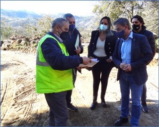 Las autoridades, recibiendo explicaciones, sobre el proyecto, del director de la obra, Abel Cuerro Fernández.