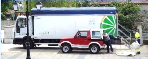 Camión de Cogersa (del Punto Limpio Móvil) en Santa Eulalia. EL ECO