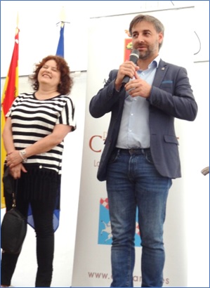 Fabián, durante su improvisado discurso, con la nueva concejala, Mª Mercedes Iglesias Oro, a la izquierda. | EL ECO