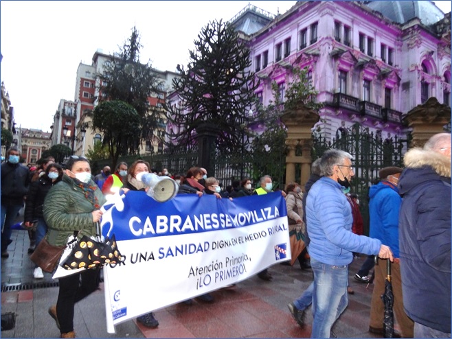 Yolanda Pidal (de Giranes, altavoz en mano) llevó la voz cantante del grito repetido, aquí ante el Parlamento asturiano, bañado en luz malva por el Día internacional de la eliminación de la violencia contra las mujeres, cuya manifestación se celebró hora