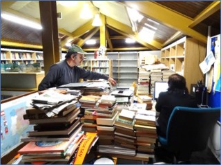 Labores de recolocación de contenidos en la Biblioteca Municipal para hacer sitio al nuevo Archivo (al fondo). | Foto: EL ECO