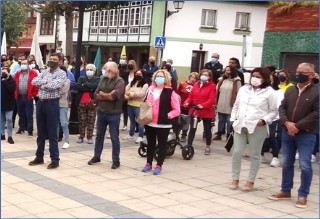 José Manuel Felgueres y Beatriz Polledo siguiendo el acto en la Plaza del Emigrante de Santa Eulalia
