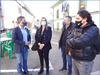 Primer contacto de Rita Camblor y Manuel Calvo con el Alcalde, en Santa Eulalia. | EL ECO