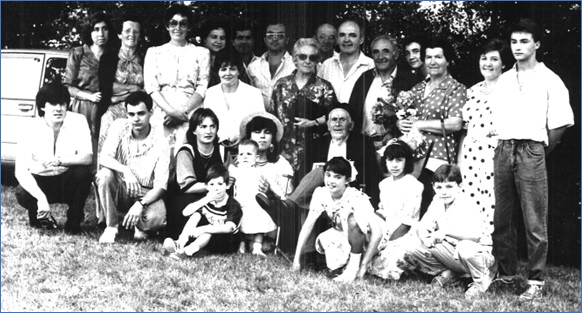 Foto familiar del 15 de agosto de 1987, con Casimiro Préstamo, cuando le tributaron un homenaje por su centenario en las fiestas de Fresnedo.|Archivo ECO