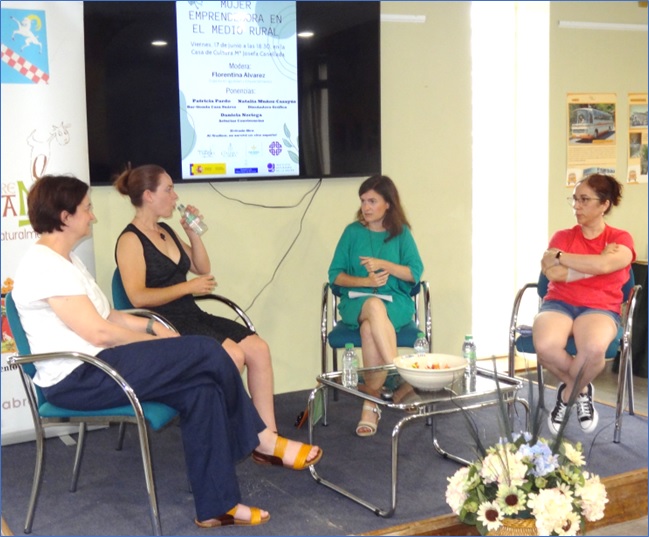 De izquierda a derecha, Florentina Álvarez, Daniela Noriega, Natalia Muñoz-Casayús y Patricia Pardo Suárez, durante el debate. | EL ECO