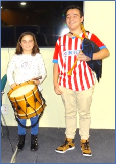 Imagen de Pelayo y Llara encargados de tocar la gaita y el tambor