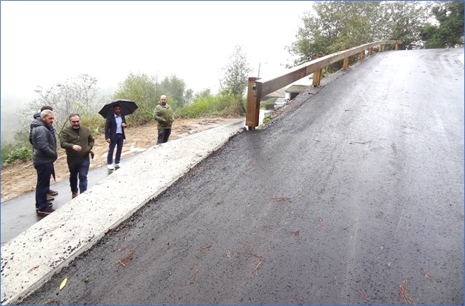 Fernando Prendes señala, con comentarios elogiosos, los remates del nuevo vial, de setenta metros de longitud, en Mases.