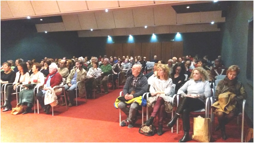 El público llenó el salón de actos para escucharle./ Foto: Miki López (LNE)