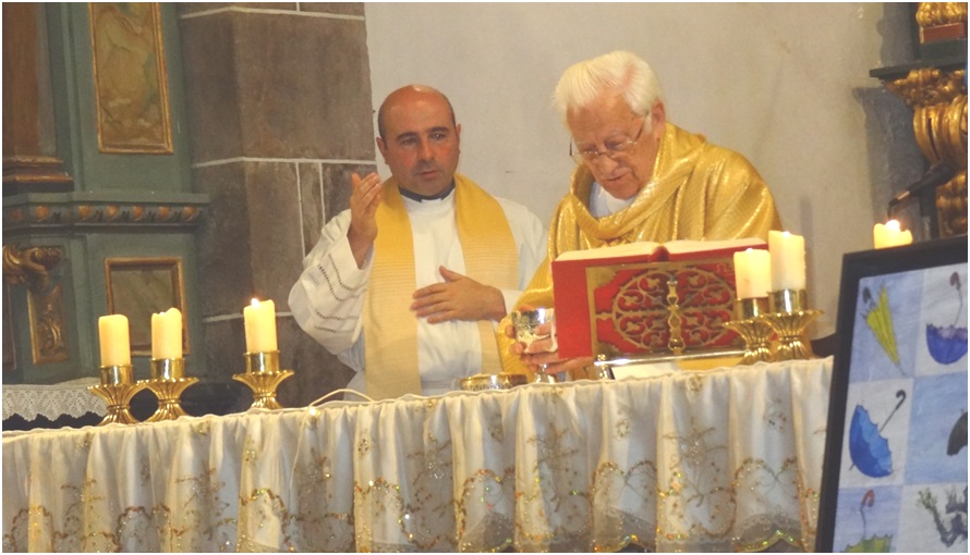 Su concelebración más mediática, con el Padre Ángel, en la iglesia de Santa Eulalia, cuando éste pregonó el Festival del Arroz con Leche, en mayo de 2014./ Foto: EL ECO.Archivo