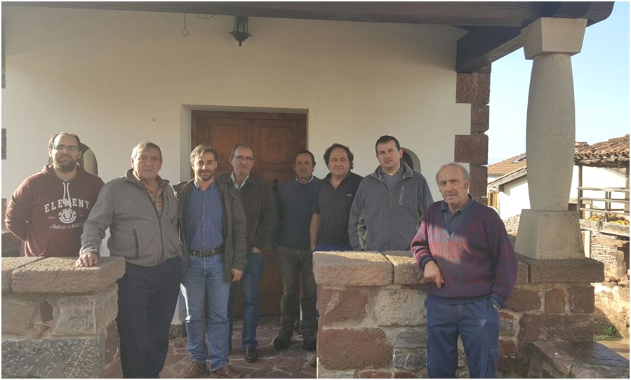 En Los Villares se reunieron en el cabildu (primero por la izquierda, el Concejal, Ramón Meana Vallina, seguido del presidente de la Junta, Roberto Arboleya).