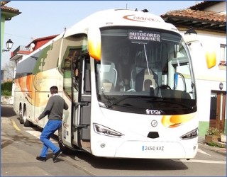 Uno de los modernos autobuses de la empresa, el jueves, 27 de febrero, en Santa Eulalia. / EL ECO