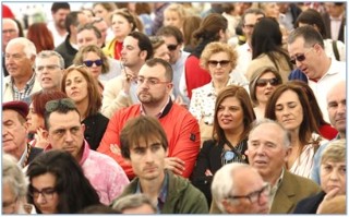 Adrián Barbón, con  chubasquero rojo, mezclado entre el público en el último Festival del Arroz con Leche, en mayo pasado.