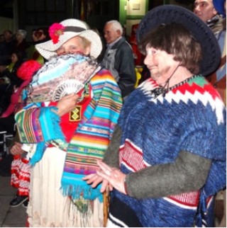 Teresina Naredo  Monestina (de charro y con poncho mexicano) y a Esther Palacio Alonso (ambas en esta foto)