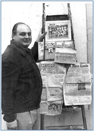 Maxi es hijo de Jesús Secundino Francisco Seguí  (aquí, con recuerdos suyos de periódicos de 1956 y 1959, fotografiado por EL ECO  en 1985) y de Rosita Gutiez Uría.