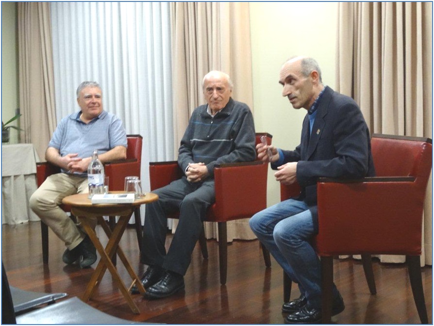 José Antonio Mases (en el centro), con Del Teso (a la izquierda), poco antes de interrumpir a Enrique Corripio para anunciar que tiene en proceso otra novela./ Foto: José Antonio Martínez Rozas