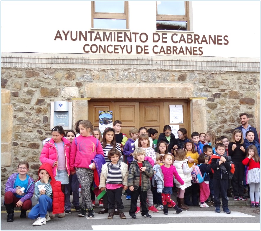 Fachada principal del Ayuntamiento cabranés, con escolares  -y el Alcalde-  fotografiándose, en diciembre de 2015. / Foto: EL ECO, Archivo