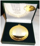 Medalla del concejo entregada a los familiares de Rafael Rodriguez