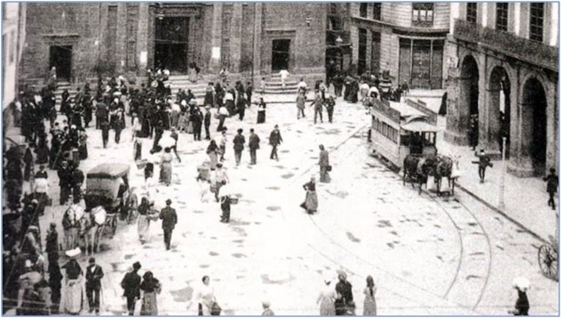 El tranvía a su paso por la Plaza del Ayuntamiento (hoy de la Constitución). Se inauguró el 30 de abril de 1922. / Foto: Archivo ´La Voz de Asturias´