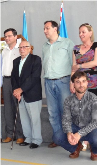 Con Pedro Sanjurjo (presidente del Parlamento  Asturiano); Alianza Pérez; el actual Alcalde, Gerardo Fabián; y Alejandro Vega, en el homenaje que se le tributó a éste el 16 de junio de 2013./ Foto: EL ECO. Archivo