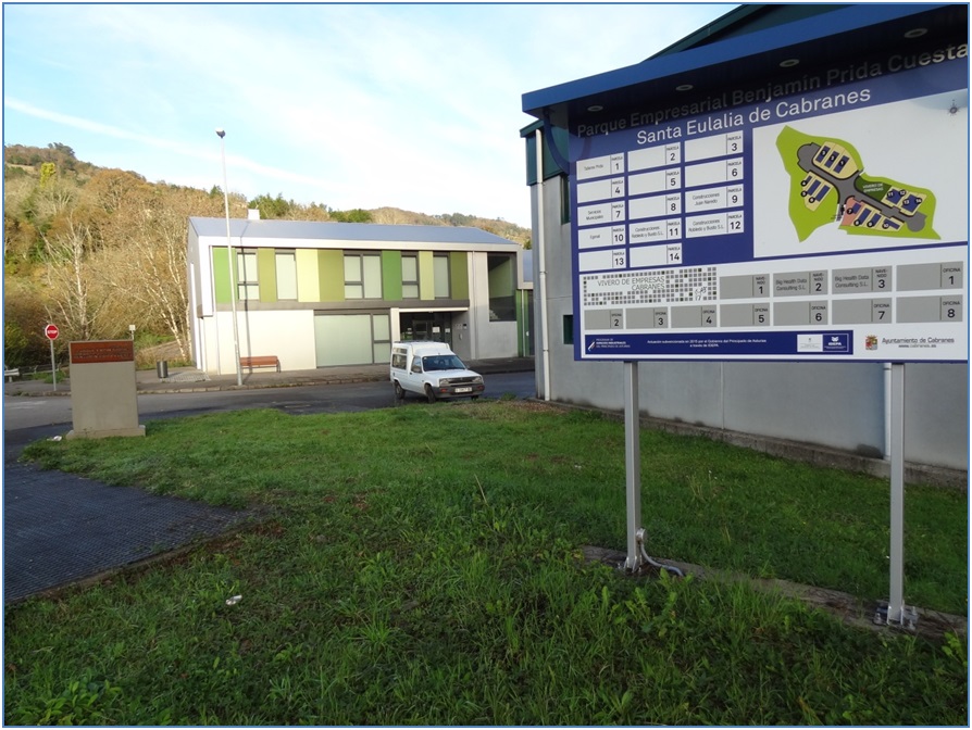 Vista parcial del Parque industrial de Santa Eulalia, en Sales, con su panel informativo y edificio del Vivero de Empresas./ Foto: EL ECO.