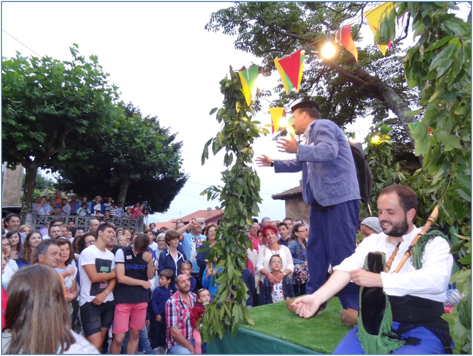 William Lloris, recreando el monólogo y la indumentaria  -con paraguas colgado a la espalda-  de su fallecido padre, el Alcalde Joaquín Lloris. / Foto: EL ECO