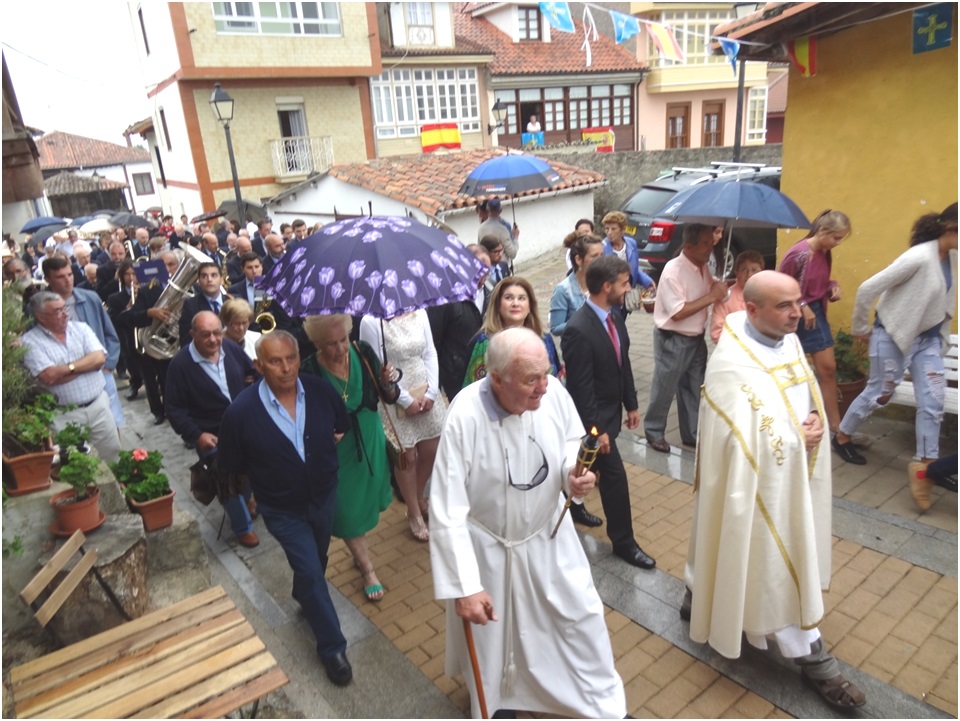 Una de sus últimas celebraciones públicas, el pasado 28 de agosto, presidiendo la procesión del Carmen de Torazo, junto al sacristán de Pintueles./ Foto: EL ECO.