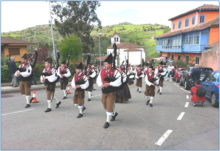 La Banda de gaitas de Villaviciosa abriendo desfile en una de las ediciones del Festival del Arroz con Leche. / Foto: Archivo EL ECO.