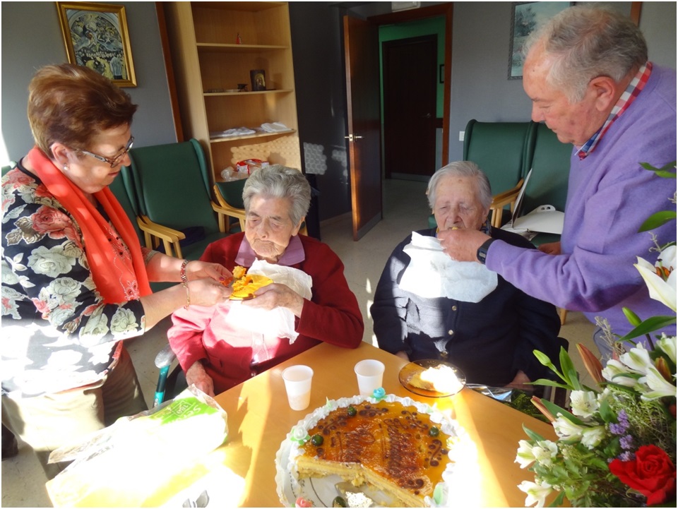 Elvira (95, a la izquierda) y Pura (102), en pleno disfrute de la tarta, ayudadas por Francisco Maújo (hijo de la primera y sobrino de la segunda) y por su esposa, Rosa María Díaz./ Foto: EL ECO.