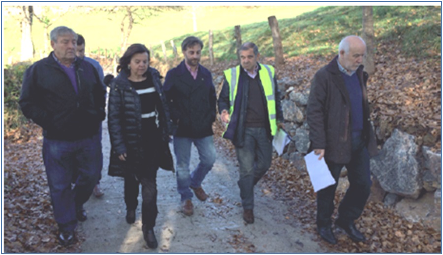 María Jesús Álvarez con el Alcalde, Gerardo Fabián, y los técnicos recorriendo el camino, recién hormigonado, de la Sienra-Fresnedo./  Foto: Gobierno de Asturias