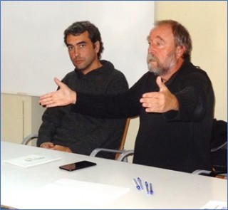 Javier Vigil (izquierda) y Juan Carlos Martínez, durante la explicación de éste./ EL ECO
