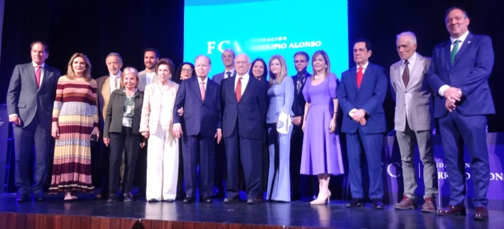 Presidente, vicepresidenta, patronos y autoridades al final del acto, sobre el escenario del Teatro Riera de Villaviciosa.