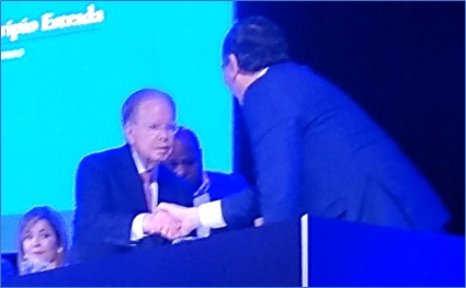 Pepín Corripio saluda, tras intervenir, al cabranés Alejandro Vega (Alcalde de Villaviciosa).