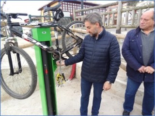 El Alcalde, con Jos Luis Miyar, activando el acceso a la caja de herramientas de la estacin de bicis.