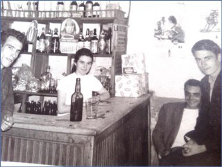 Vicente en su años mozos en el Bar de Casa Luisina