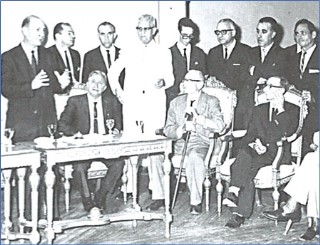 Benjamín Muñiz, segundo por la izquierda, de pie, en el acto de los 50 años de la Casa de España en Santo Domingo, en 1967.