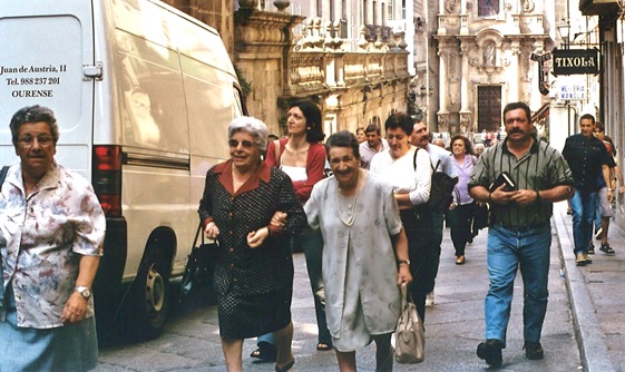 La segunda por la izquierda, del brazo de Orfelina Monestina, por las calles de Orense, en el verano de 2002 | EL ECO, Archivo