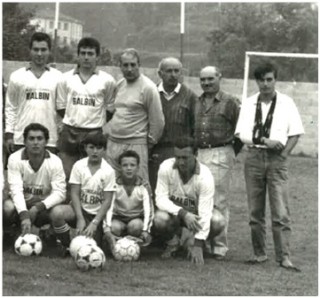 Junto a Cueli, Luisma, Isaac Méndez (entrenador), José Antonio Corripio, William Lloris; y agachados, Arsenio y Falín, en 1989