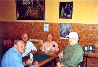 De izquierda a derecha, Adolfo Suárez Corrales (de Casa del Río), Benjamín Alonso Naredo (de La Obra), José Manuel Rodríguez Santos (Pepe el de Bospolín) y José Manuel Madrera Monestina (Memé, de Villanueva), en el bar de La Llana, en agosto de 2009. / Fo