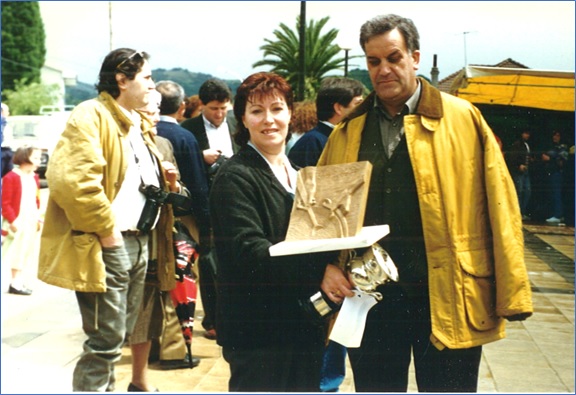 A la izquierda, en mayo de 1997, con Toi, Luis Horacio y la talla de ste.