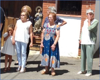 Juanita, a la derecha, emocionada mientras sus vecinas interpretaban la Salve de Santa Ana, el pasado 31 de julio. | EL ECO, Archivo