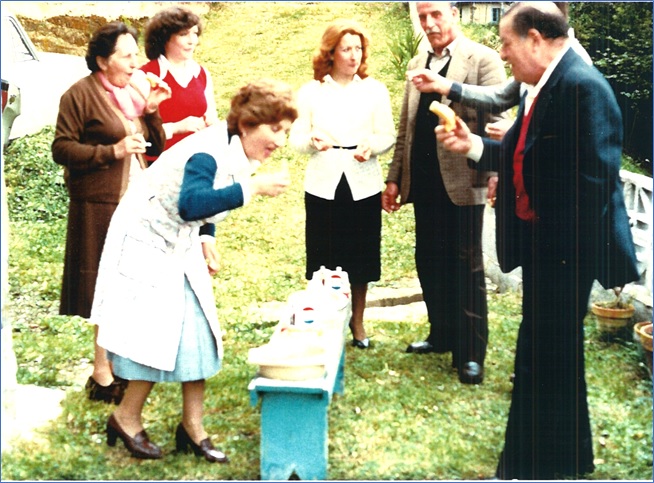 En un pincheo con Lucía Corripio, María Eladia Neira, Conchita Sánchez, José Manuel Álvarez y Enrique Monestina. | Archivo EL ECO