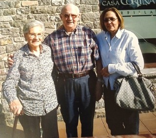 Con su hermana, Mari Cruz, y su esposa.