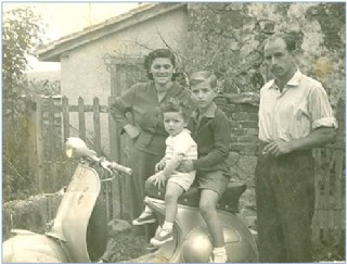 Con su esposa, Divina, y sus dos hijos (José Enrique y Julio César), hacia 1959