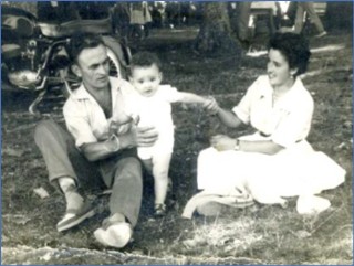 David y Palmira con su hijo, Tino, en el Carmen de Torazo de 1962.